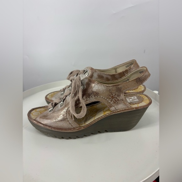 NWT Fly London Crackle Gold Lace Up Wedge Sandals Tan Cream 41 10.5 - Picture 2 of 4
